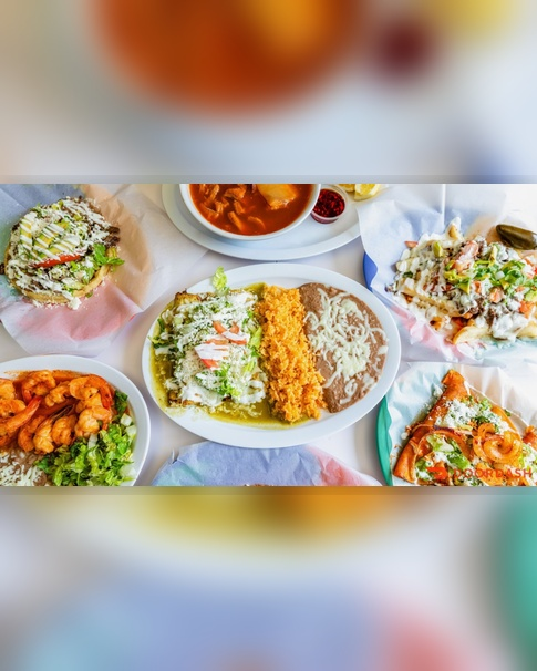 Variedad de platillos mexicanos: enchiladas verdes, consomé, huaraches, camarones y más